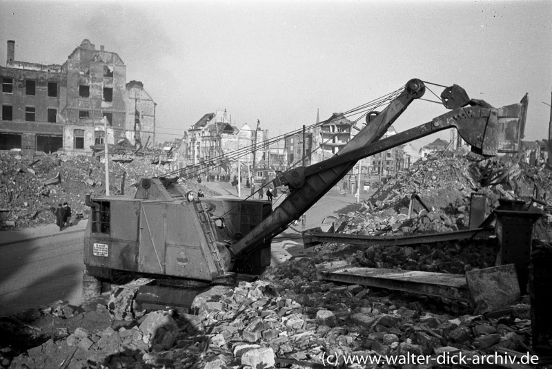 Trümmerräumung mit Bagger am Kölner Friesenplatz 1946