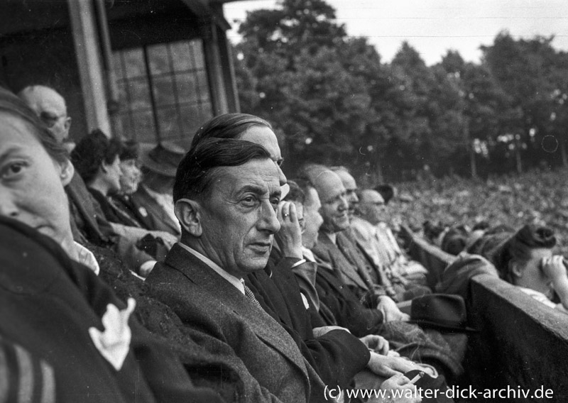 Oberbürgermeister Görlinger im Kölner Stadion