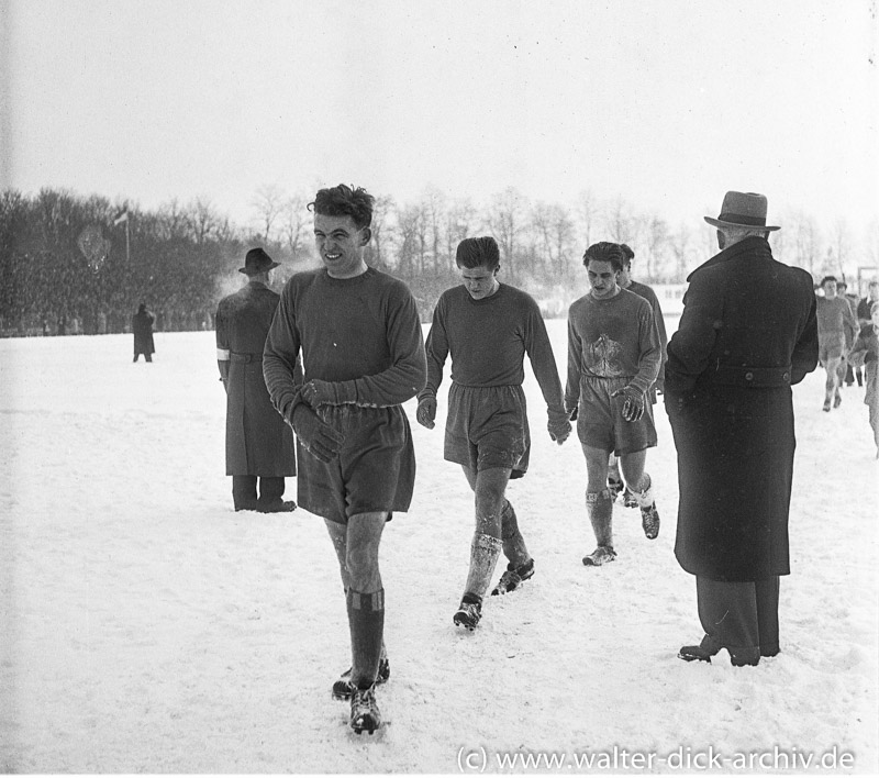 Harte Burschen-Fußball bei Schnee und Frost