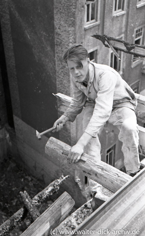 Junger Mann auf dem Bau 1949