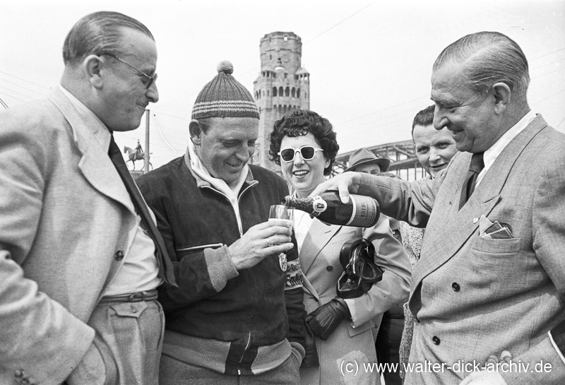 Ein Schlückchen für die Sieger - Deutschlandfahrt 1950