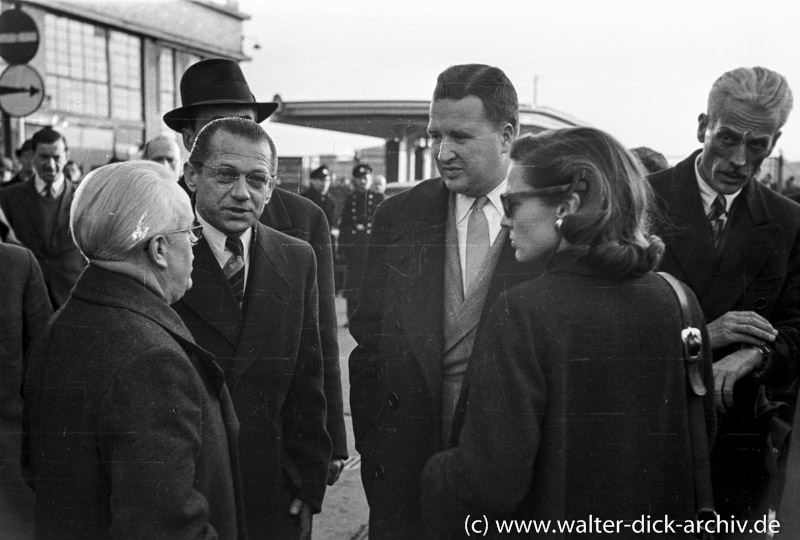 Henry Ford II im Gespräch mit Mitarbeitern