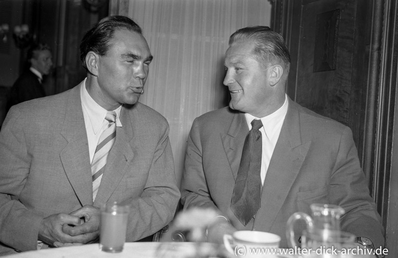 Max Schmeling im Gespräch mit Karel Sys 1960