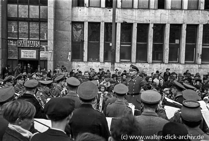 Demonstration vor dem Rathaus 1949