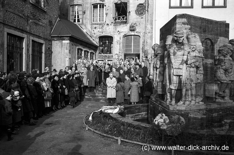 Kranzniederlegung am Ostermannbrunnen 1951