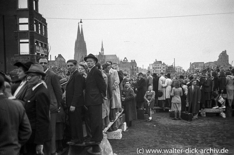 Festliche Prozession zur 700-Jahr-Feier des Kölner Doms