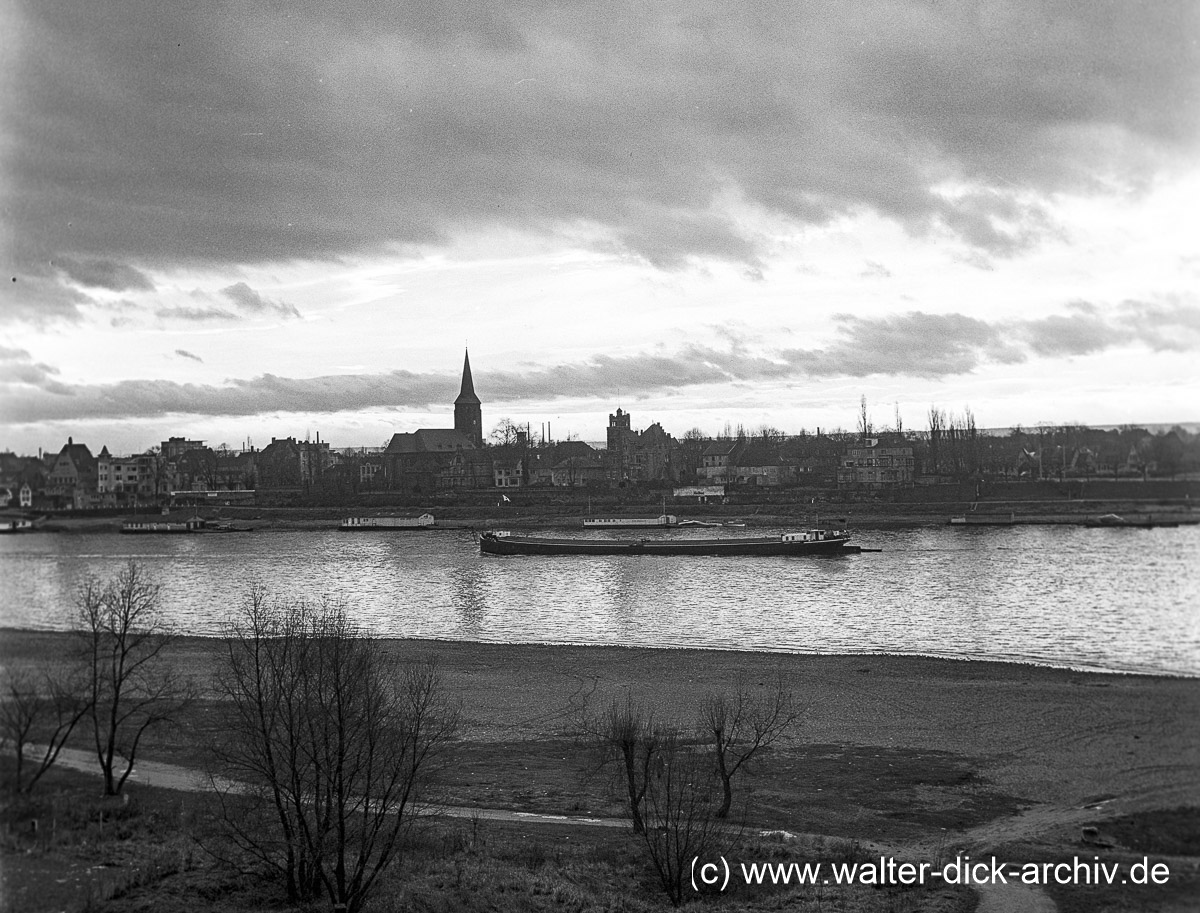Dunkle Wolken über Rodenkirchen 1062