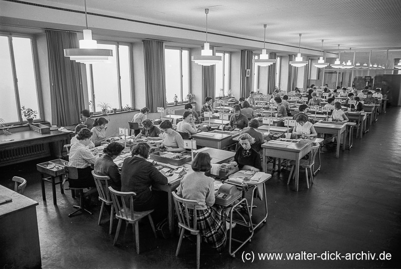 Datentypistinnen im großen Saal 1958