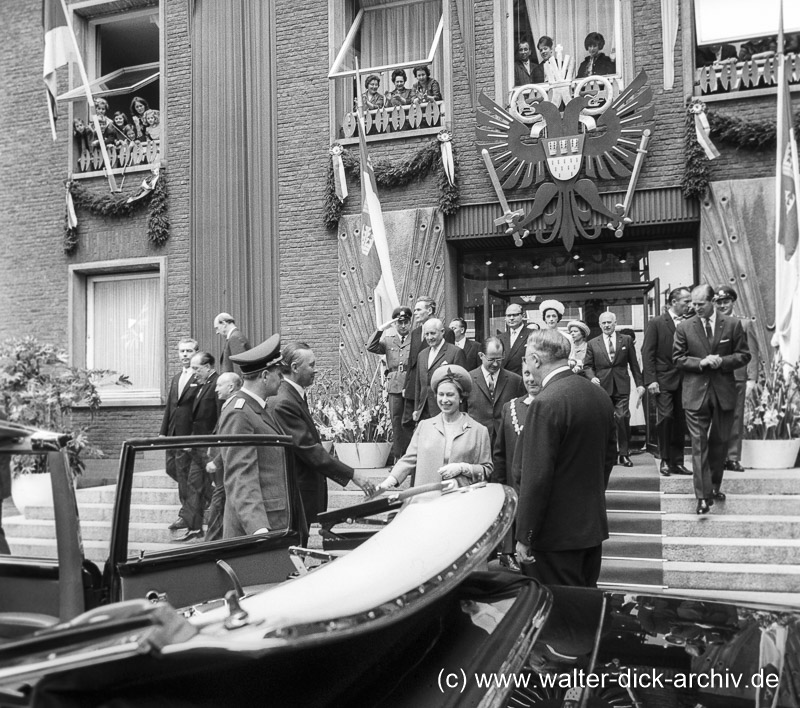 Die Queen vor dem spanischen Bau - Königin Elisabeth II. 1965