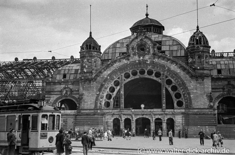 Bahnhofshalle und Haupteingang des Kölner Hauptbahnhofes 1948