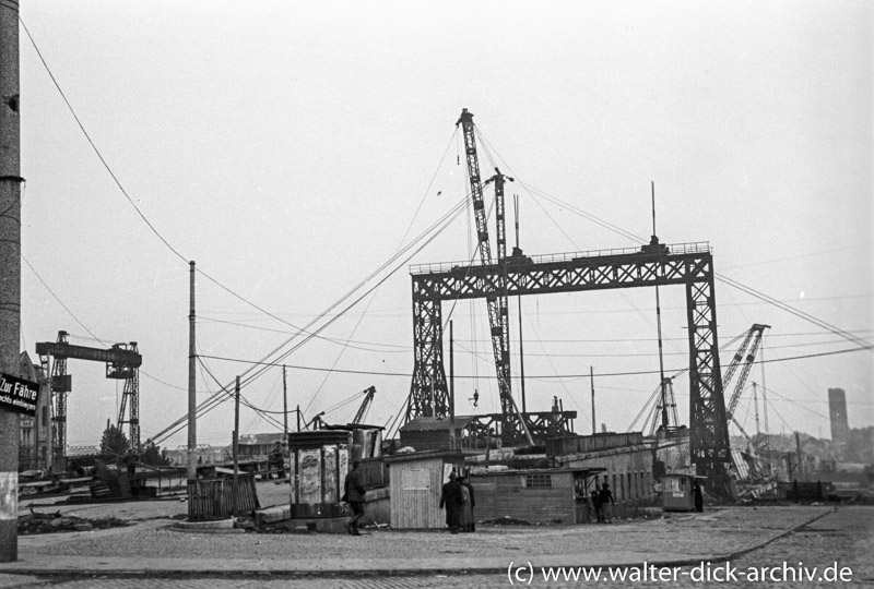 Portalkran beim Bau der Deutzer Brücke