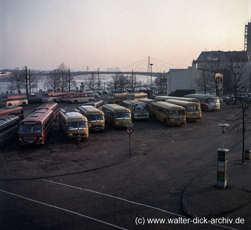 Auf dem Busbahnhof 1962