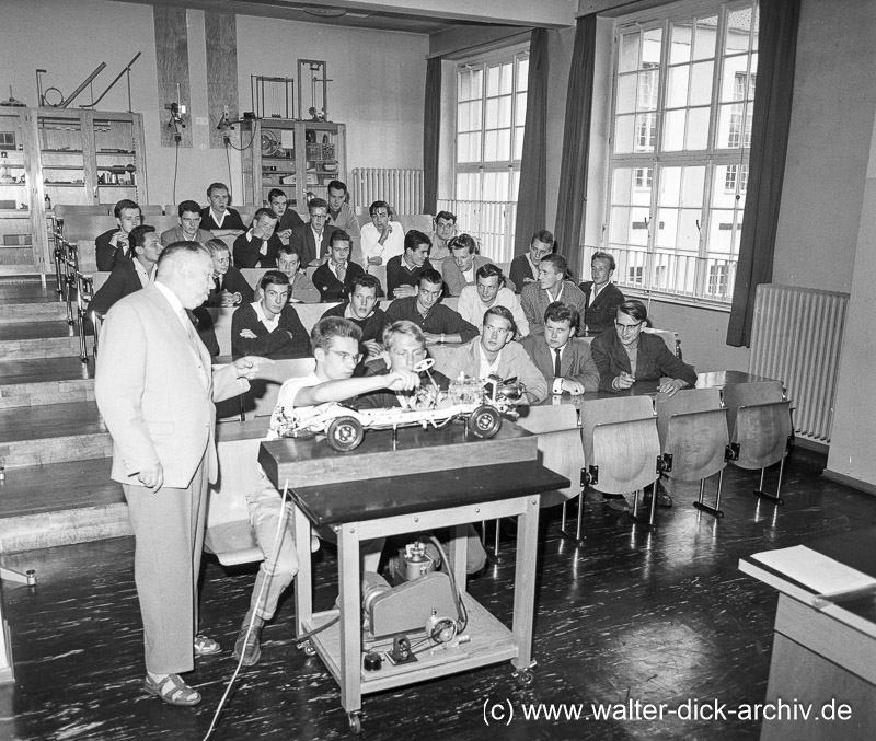 Demonstration eines Fahrzeugmodells 1964