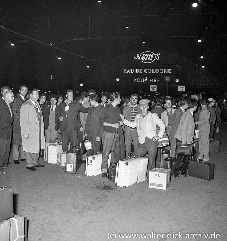 Gastarbeiter für Ford Köln auf dem Kölner Hauptbahnhof