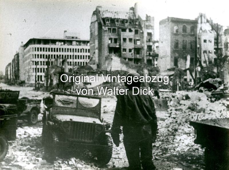 Amerikanischer Soldat am Kaiser-Wilhelm-Ring Köln 1945