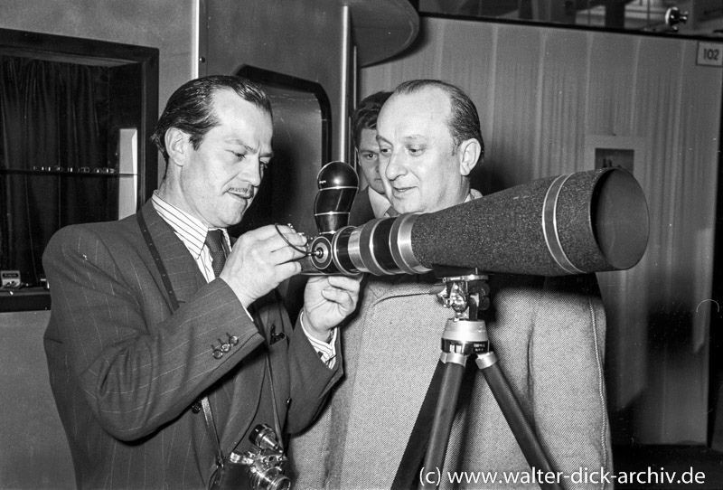 Photokina 1951 in Köln René Deltgen testet ein Teleobjektiv