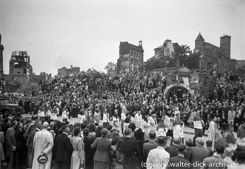 Festliche Prozession zur 700-Jahr-Feier des Kölner Doms