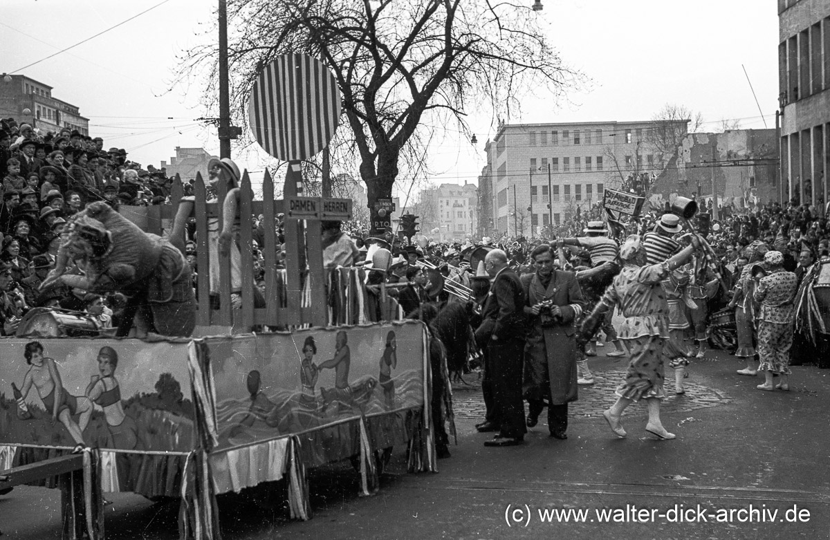 Veedelszöch vor dem Allianzgebäude 1950