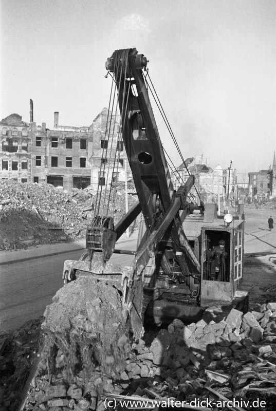 Bagger räumt Kriegstrümmer in Kölner Innenstadt 1946