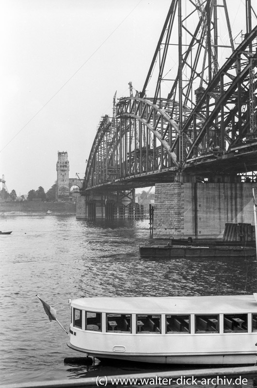 Wiederaufbau der Hohenzollernbrücke 1952