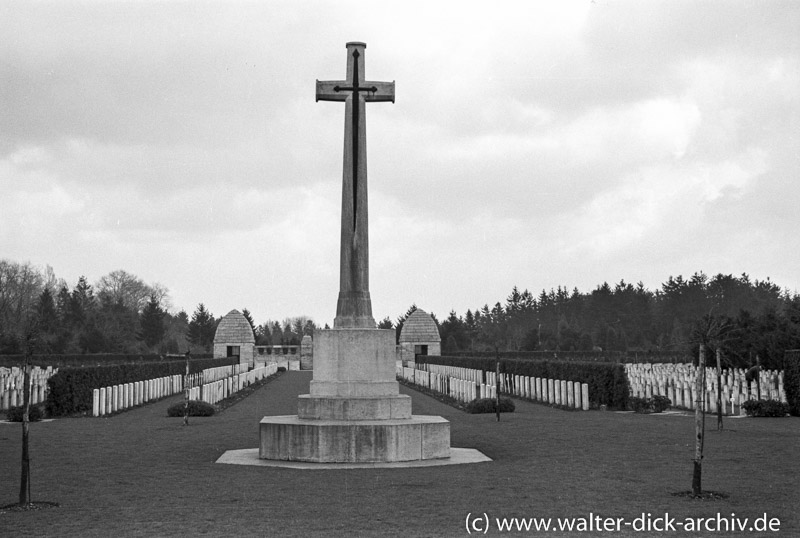 Eindrücke vom Kölner Südfriedhof 1954