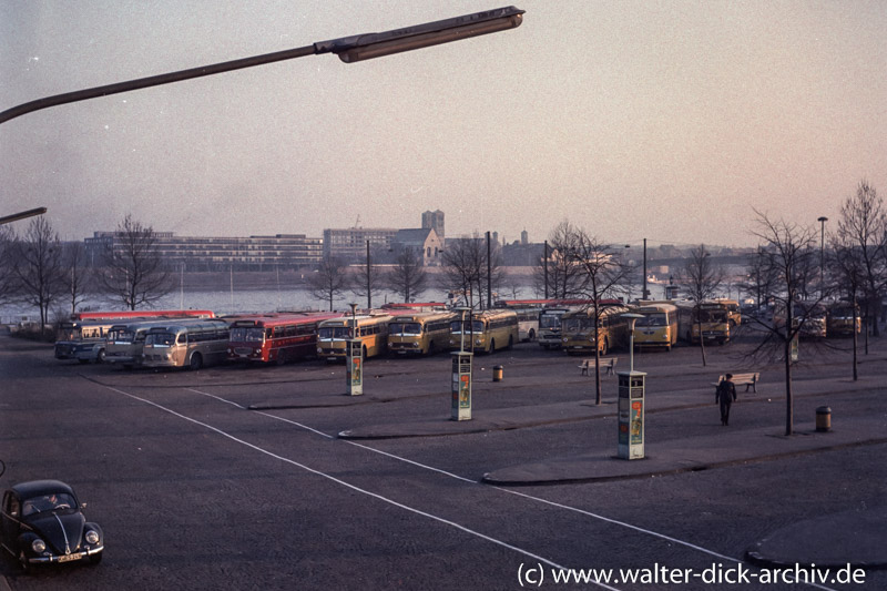 Auf dem Busbahnhof 1954