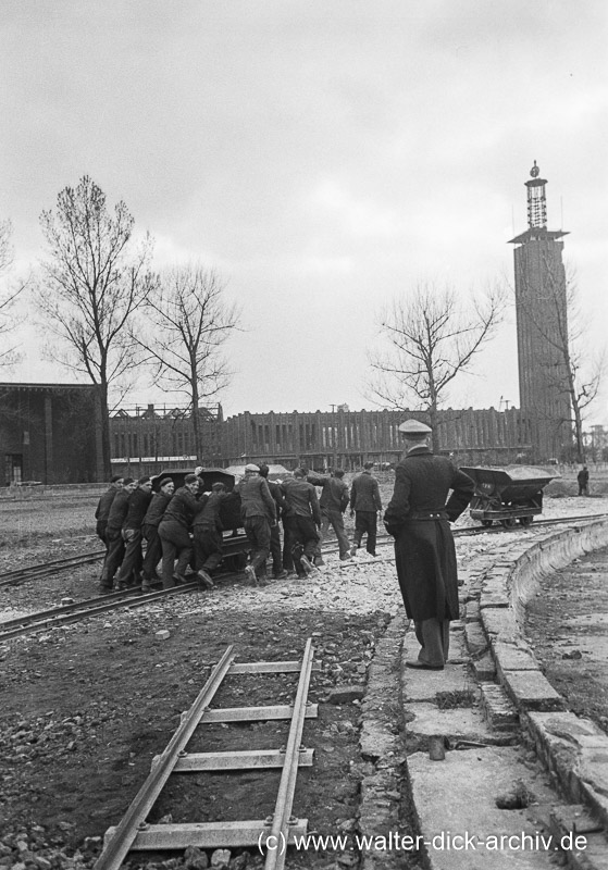 Strafgefangene bei der Trümmerräumung 1948