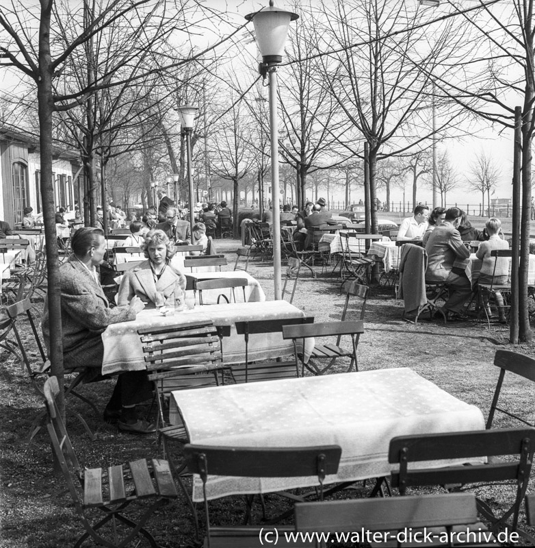 Terrassencafe im Frühling-1955