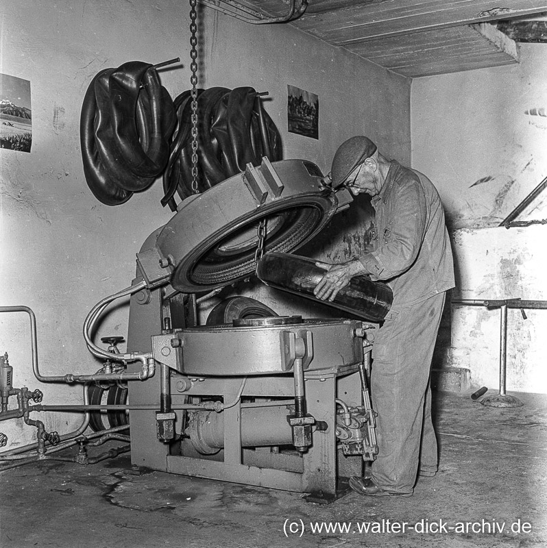 Vulkanisieren eines Reifens 1963 in Düsseldorf