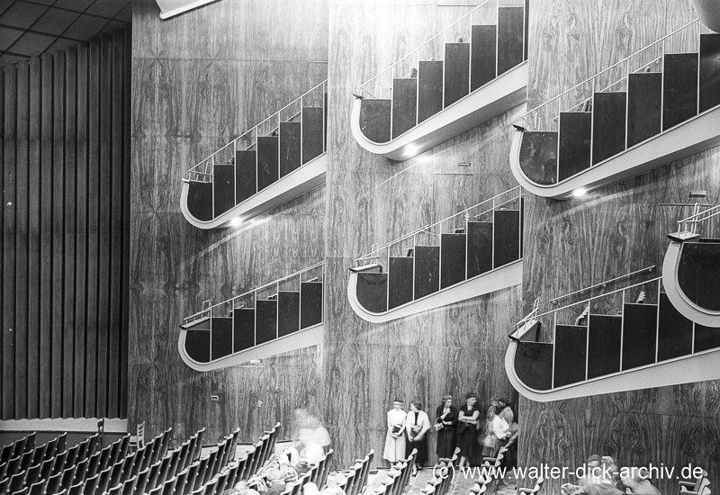 Zuschauerbalkone der neuen Oper 1957