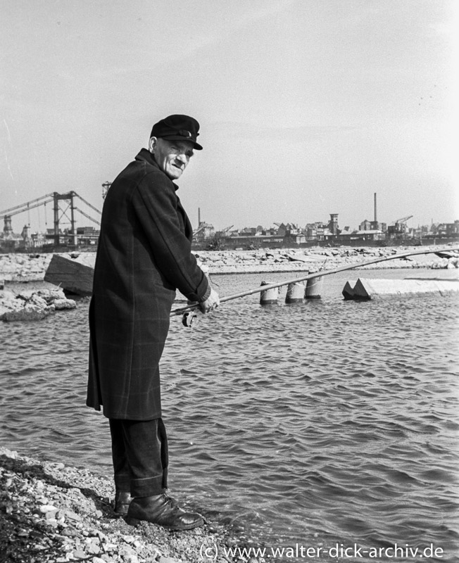 Angler vor der Baustelle der Mülheimer Brücke
