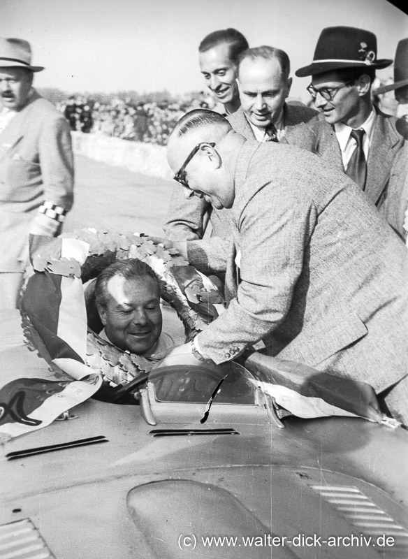 Siegerehrung beim Rennen auf dem Kölner Kurs 1949