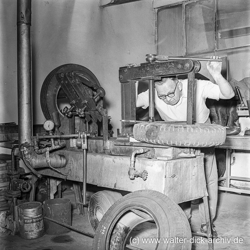 WDA2097-3-002 Reifenüberholung bei Reifen Bothe 1963 in Düsseldorf