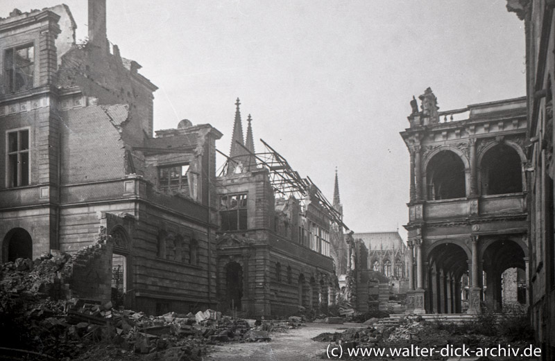 Zerstörtes Rathaus und Spanischer Bau 1946