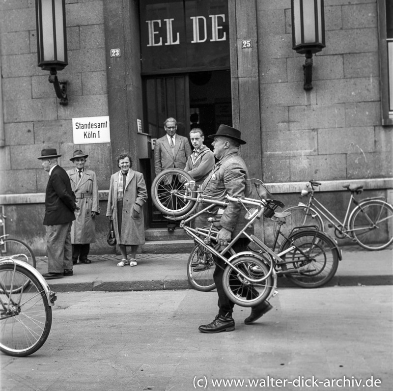 Faltrad-Sensation vor dem Kölner Standesamt 1955