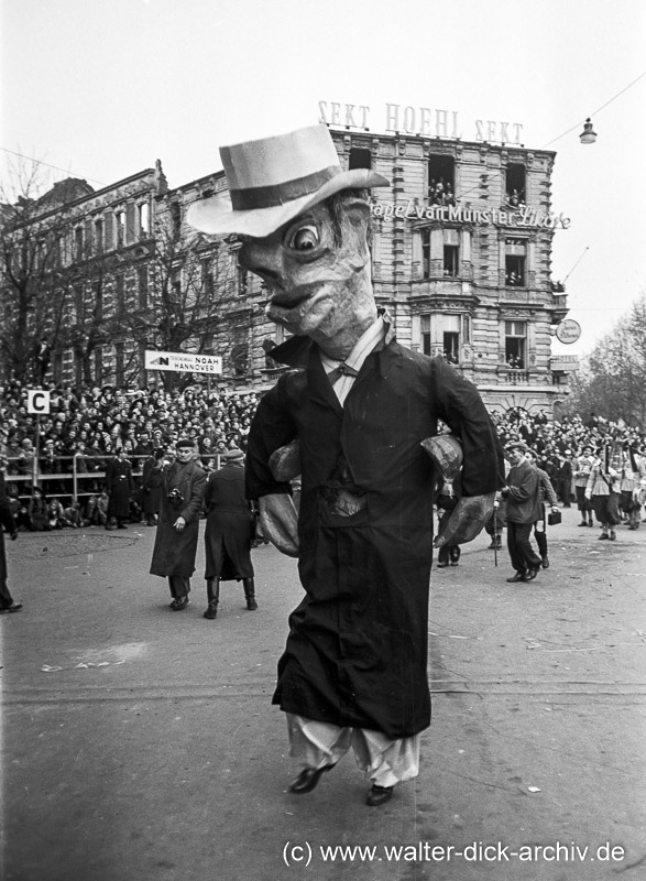 Großfigur im Rosenmontagszug 1951