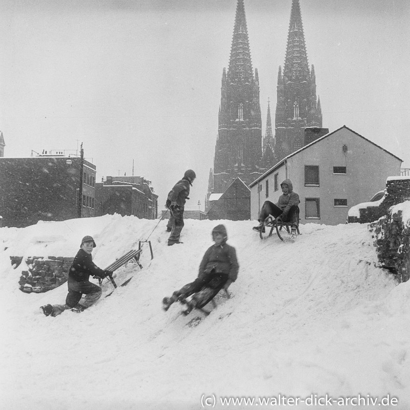 Rodeln in der Stadt 1954