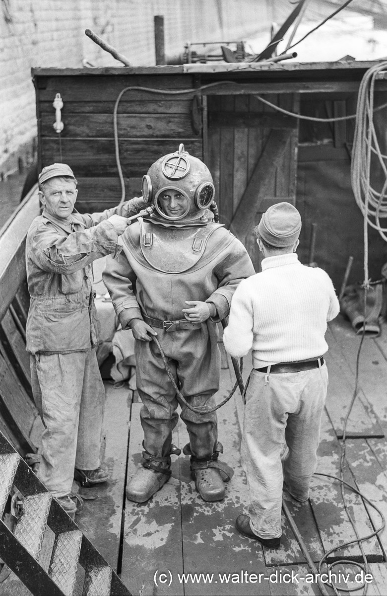 Helmtaucher bei der Arbeit 1959