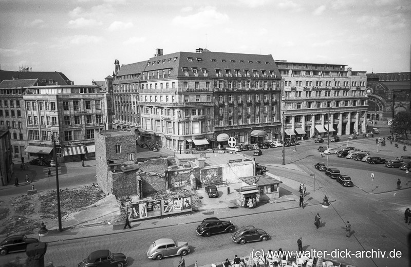 An der Westseite des Doms 1952