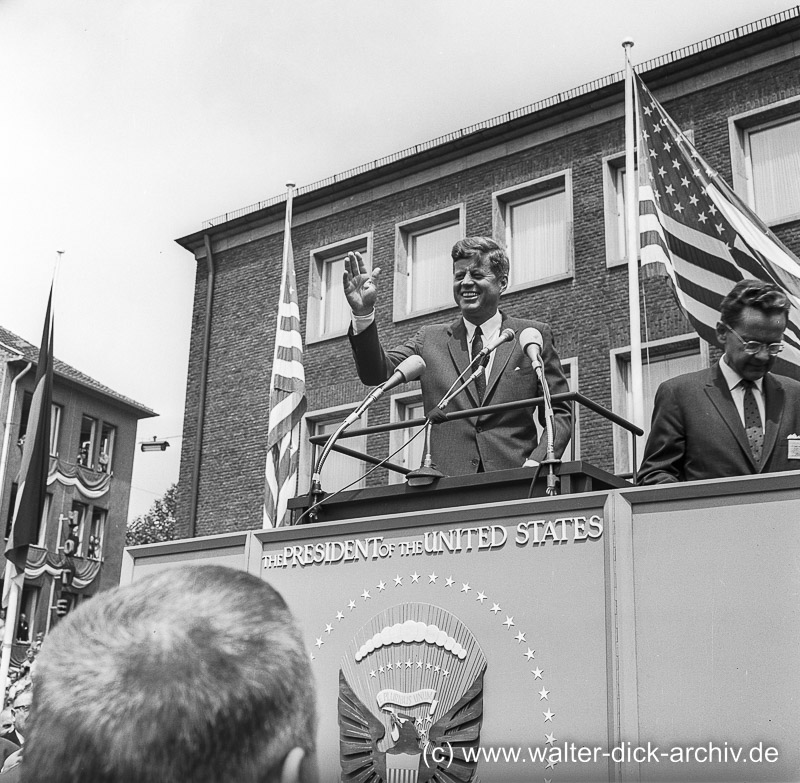 J.F. Kennedy hält eine Rede vor dem Kölner Rathaus 1963