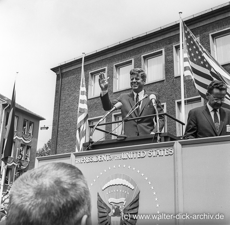 WDA4081-006 J.F. Kennedy hält eine Rede vor dem Kölner Rathaus 1963