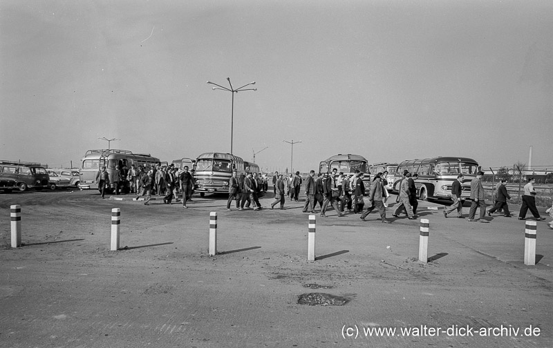 Am werkseigenen Busbahnhof  1963