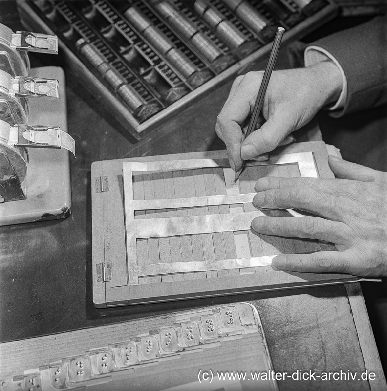 Kriegsblinder Postbeamter bei handschriftlichen Eintragungen 1958