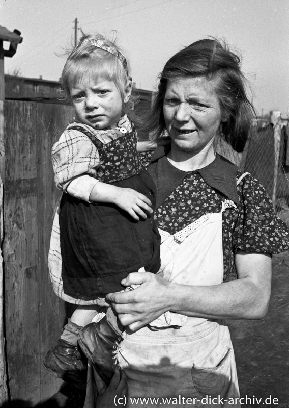 WDA016-001 Junge Mutter mit ihrem Kind