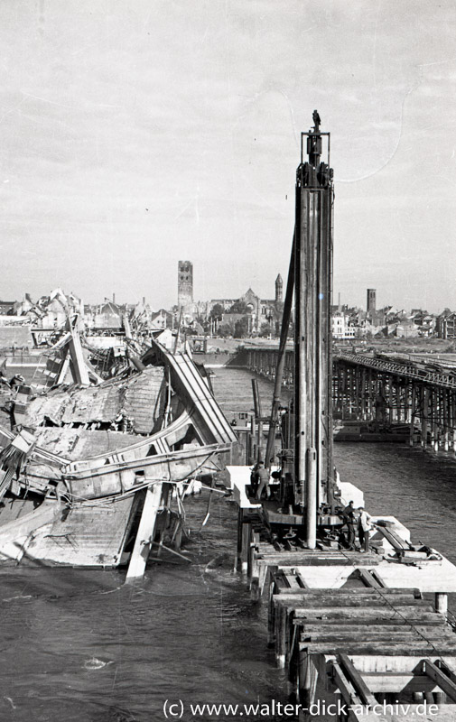 Trümmer der Hängebrücke und "Tausendfüßlerbrücke"