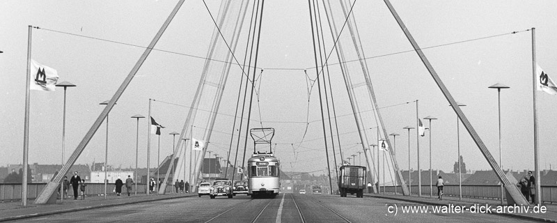 Straßenbahnen auf der Severinsbrücke 1960