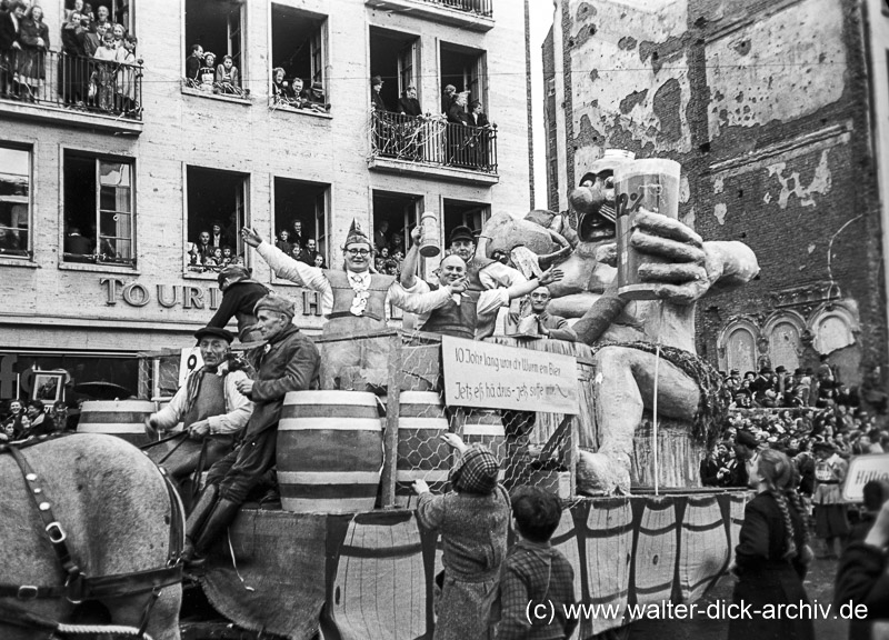 Im Rosenmontagszug 1950