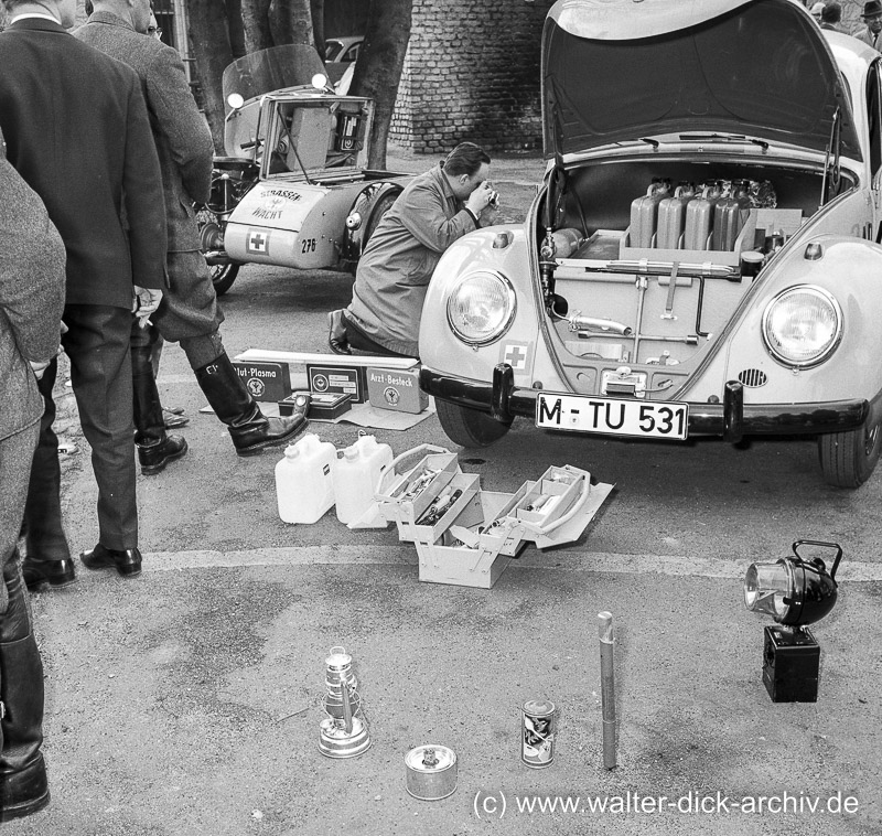 Beladung des VW-Käfer der ADAC Straßenwacht 1956