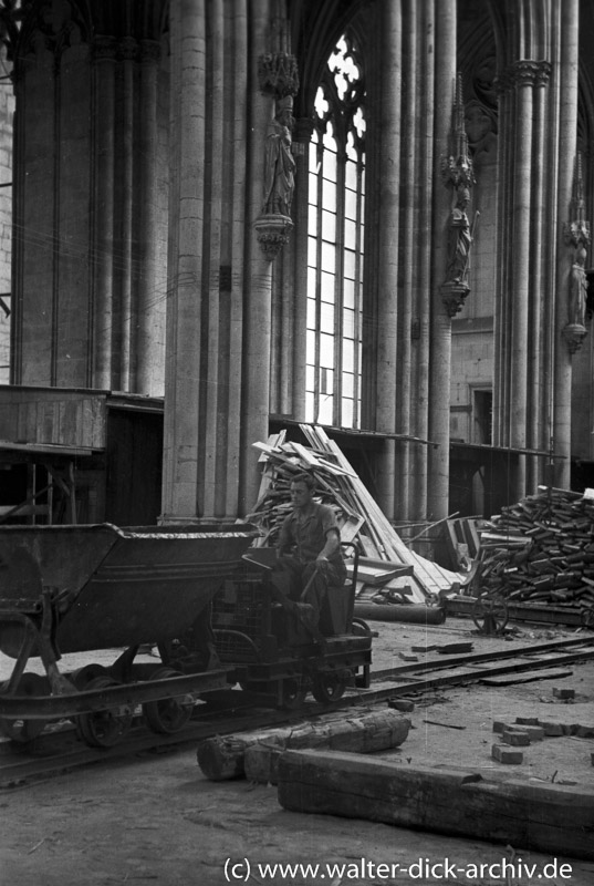 Feldbahnlok  mit Kipplore im Dom