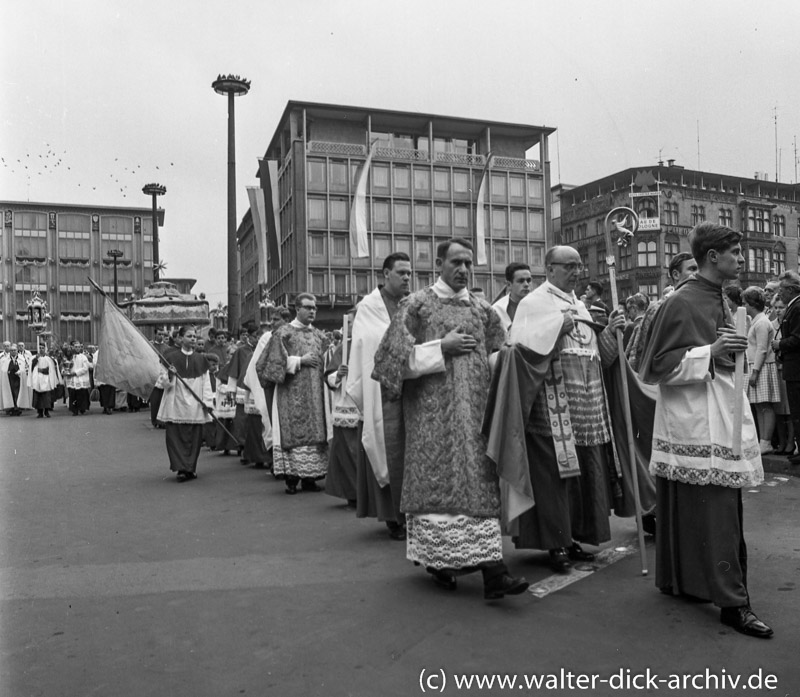 Hohe kirchliche Würdenträger bei der Fronleichnamsprozessionbei der Fronleichnamsprozession